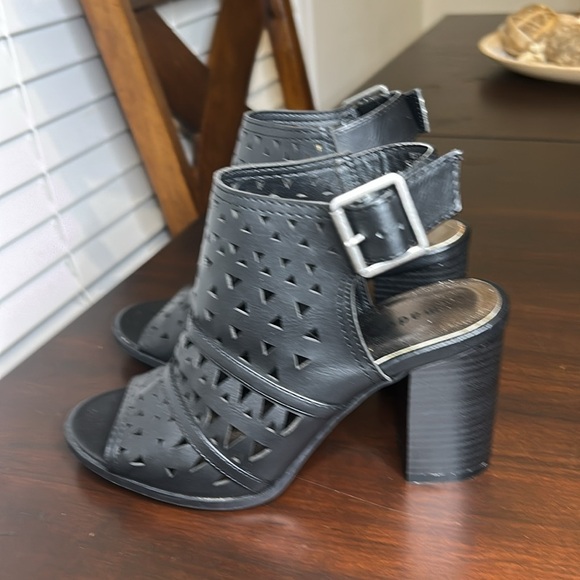 Madden Girl Open Toe Chunky Block Heel Intricate Cut-Out Design Size 6 - Picture 6 of 14